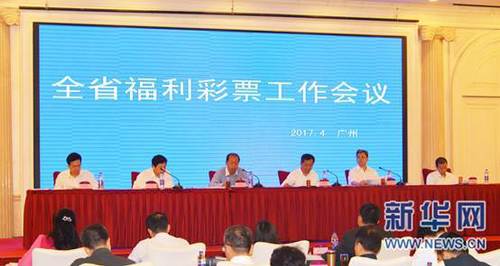 该片讲述的是林秀晶饰演的智妍受到柳演锡饰演的成烈蛊惑，希望能一夜改变自己的人生，不顾危险登上了澳门最高级的豪华游艇，和两个男人之间产生了 《隐秘的诱惑》定档6月 曝海报柳演锡林秀晶暧昧 2015-04-22 由林秀晶和柳演锡主演的韩国新片《隐秘的诱惑》日前定档，片方表示将于6月4日在韩国公映，并发布了两张海报。