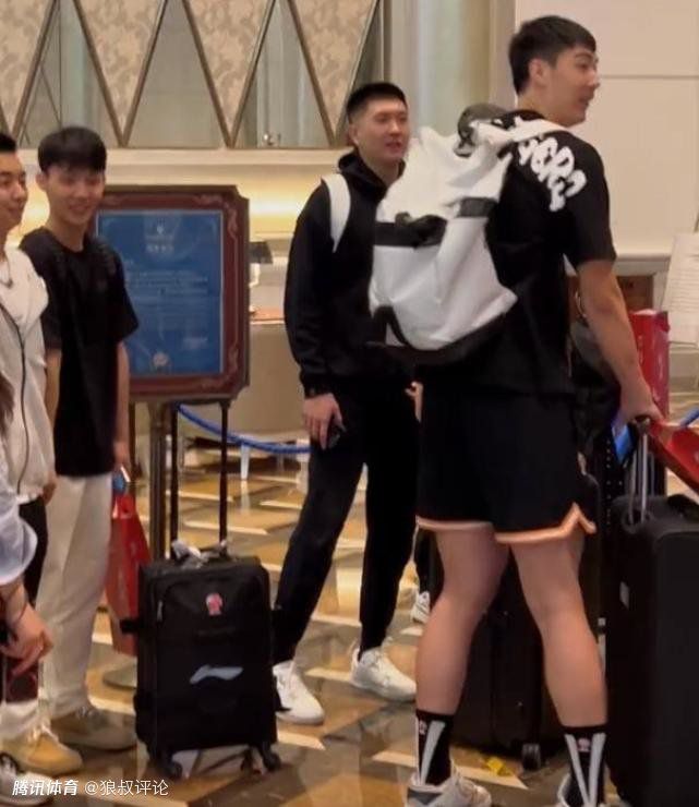 佟丽娅晒出自己做的“凤冠” 半扇美颜引发关注 2020-05-13 5月13日，“丫丫”佟丽娅在微博展示出自己做的手工，在“我喜欢这宫里的世界”模板中，“丫丫”亲手制作的凤冠闪闪发亮，由塑料做成的“假珍珠”粒粒饱满，大放异彩。