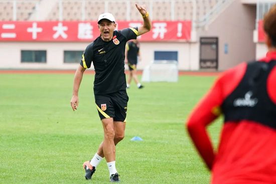 卷福全家上阵齐卖萌 本尼父母张这样 2016-11-17 近日，英剧《神探夏洛克》影迷见面会未曝光合影美图曝光，卷福本尼迪克特·康伯巴奇父母出镜，“奇异博士”在父母面前变回长不大的孩子，全家一起实力卖萌。