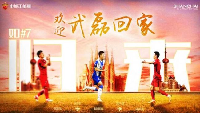 离场时亦是并肩而行，尽显姐妹情谊。