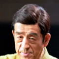 费翔身穿黑色高领上衣搭亮银色长裤，手拎箱包霸气十足；“妲己”娜然一袭抹胸包身连衣裙，勾勒 品道·费翔|《封神》上映，“初代偶像”回来了！